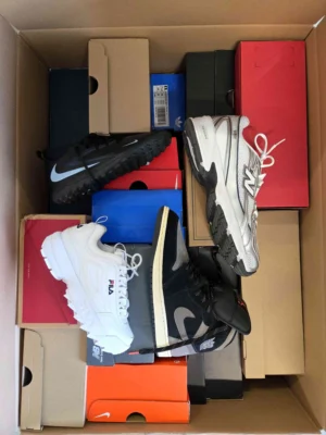 The photo shows a package with footwear in the category CS.