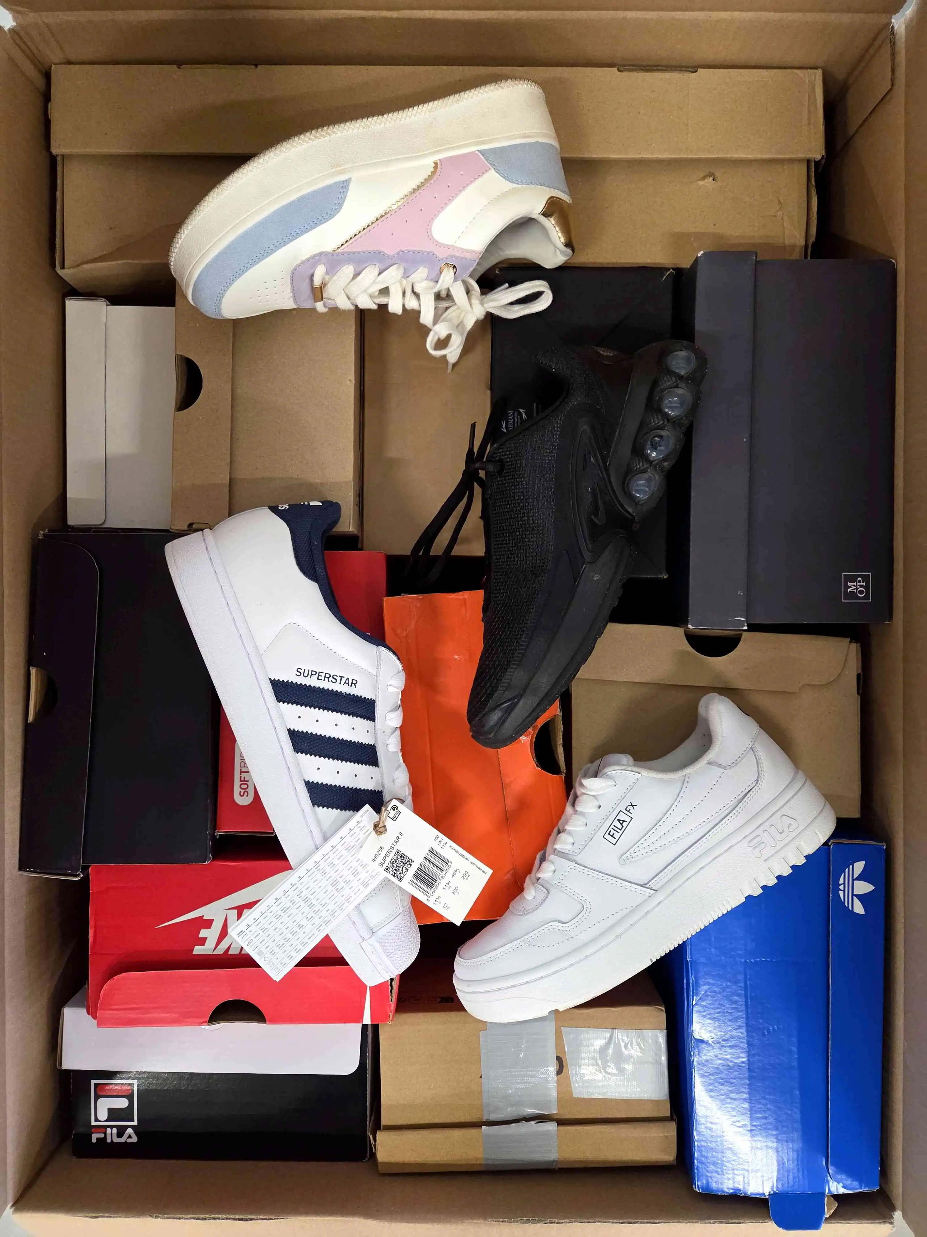 CS6254 3 The photo shows a package with footwear in the category CS.