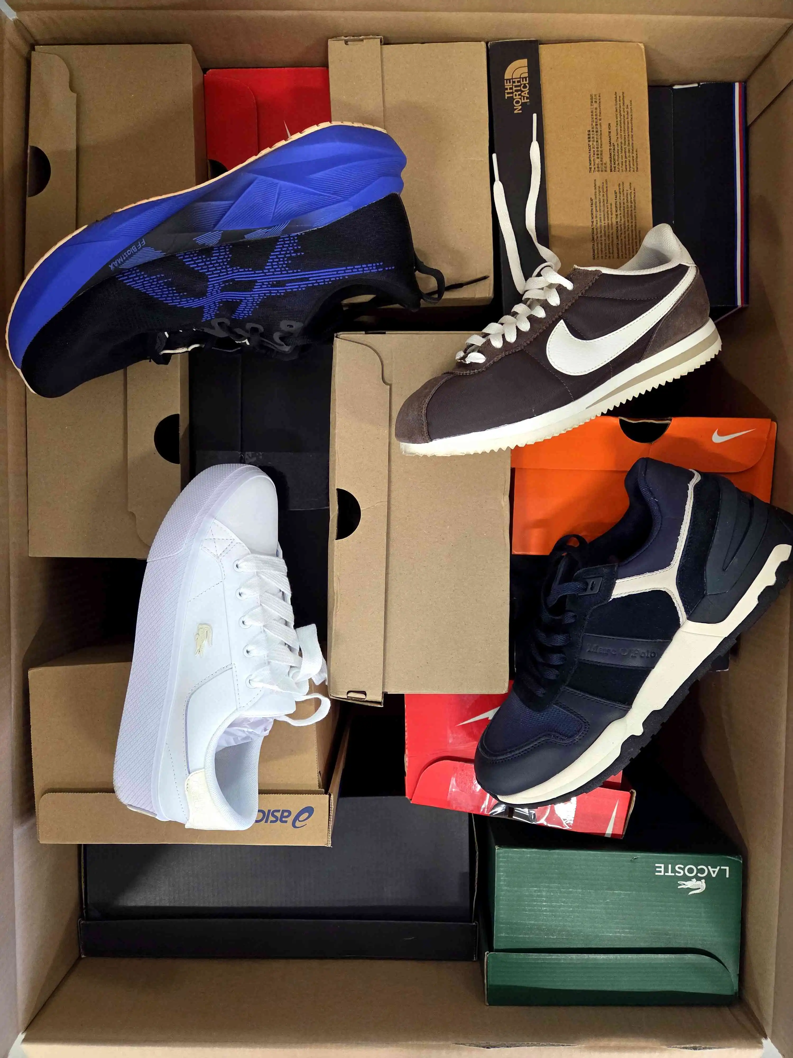 CS6258 3 The photo shows a package with footwear in the category CS.