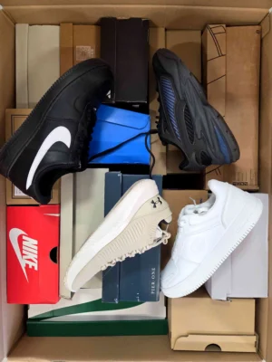 The photo shows a package with footwear in the category CS.