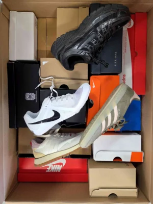 The photo shows a package with footwear in the category CS.