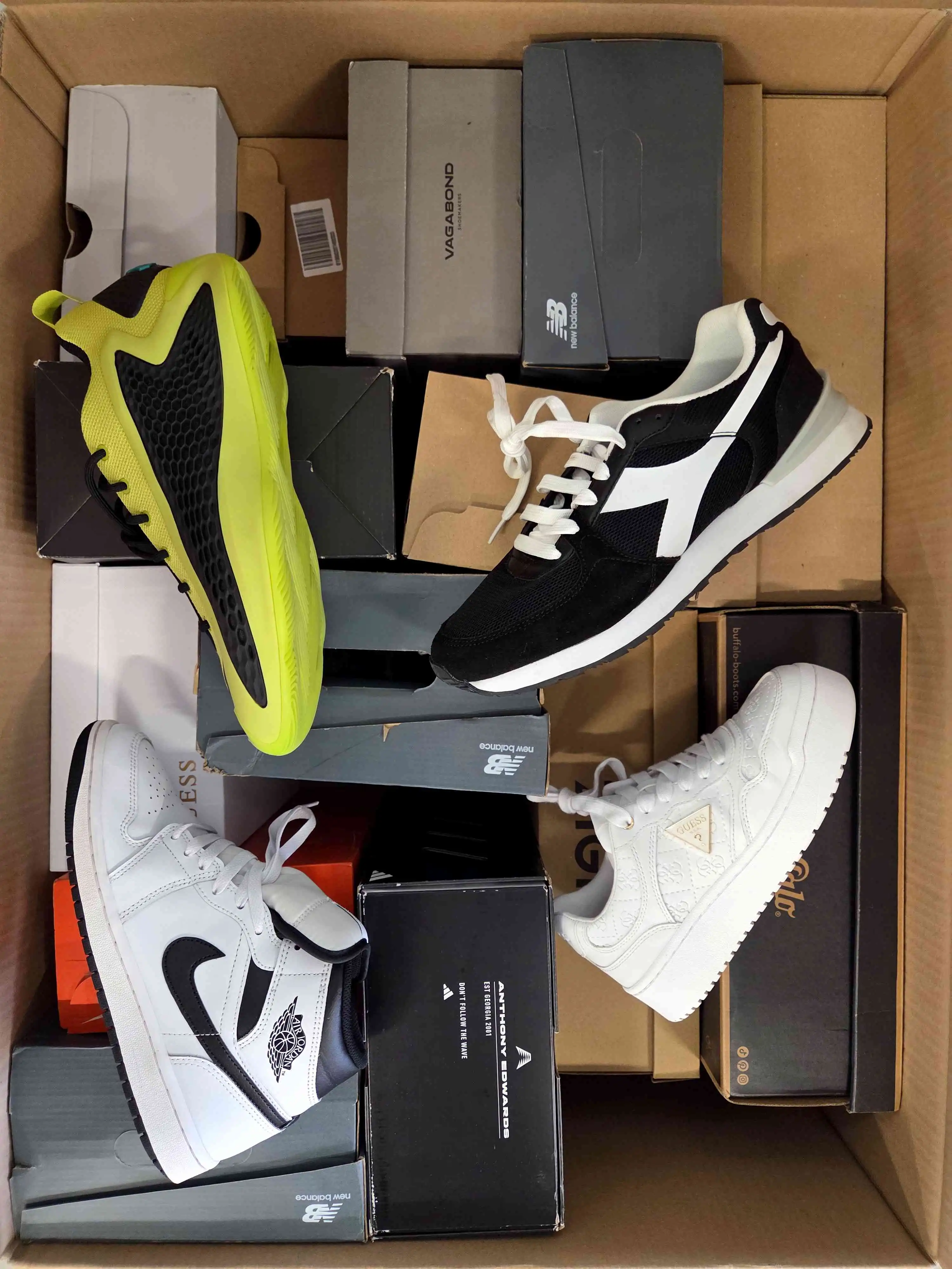 CS6266 3 The photo shows a package with footwear in the category CS.