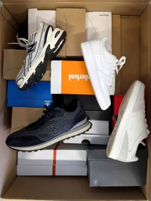 The photo shows a package with footwear in the category CS.