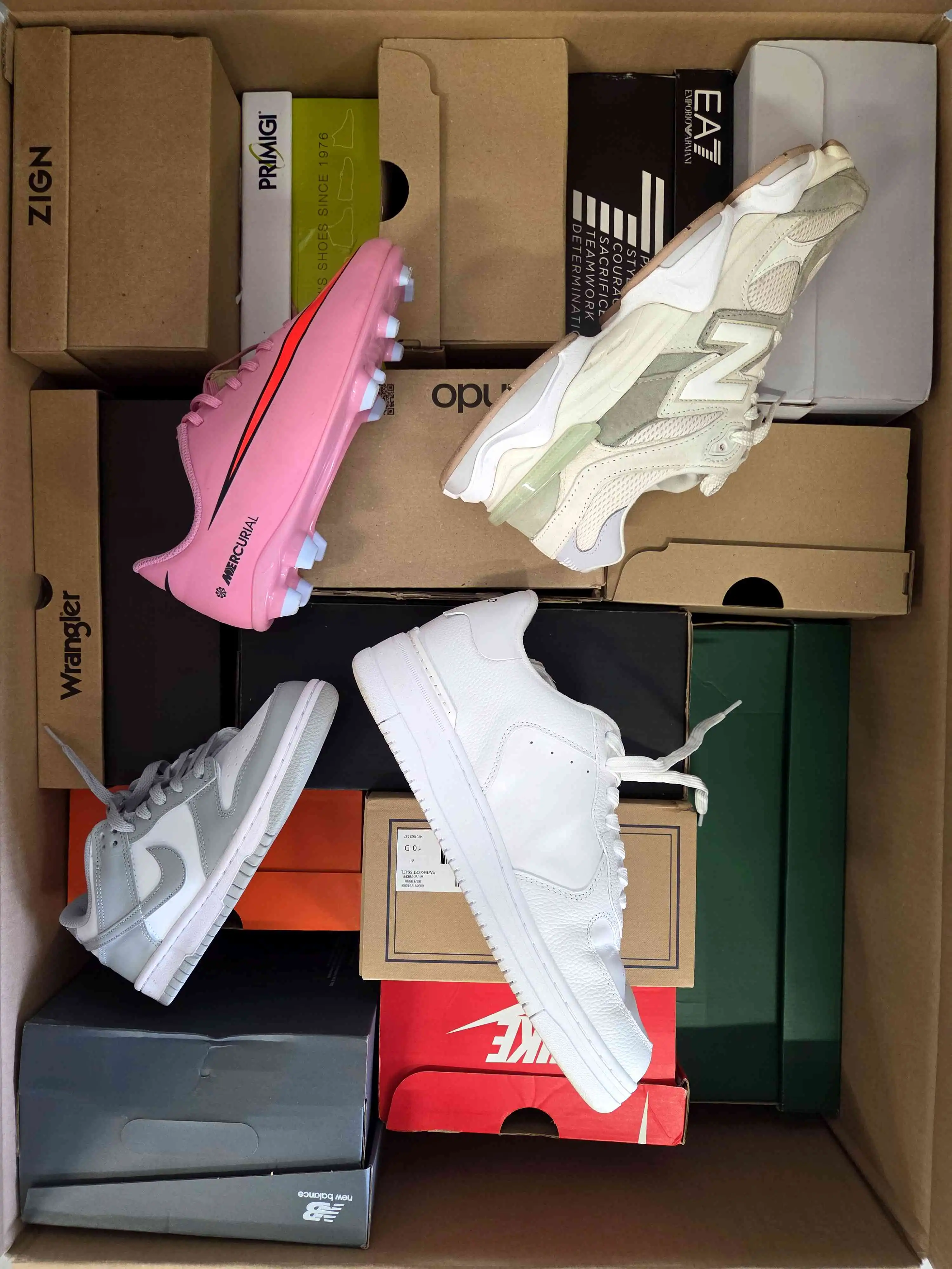 CS6269 3 The photo shows a package with footwear in the category CS.