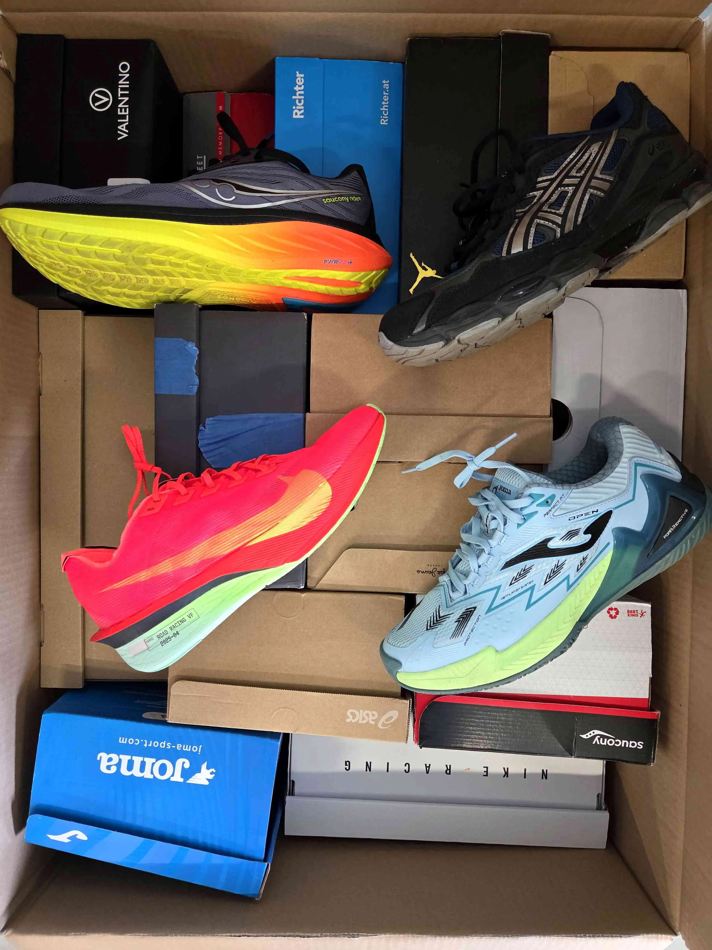 CS6270 3 The photo shows a package with footwear in the category CS.