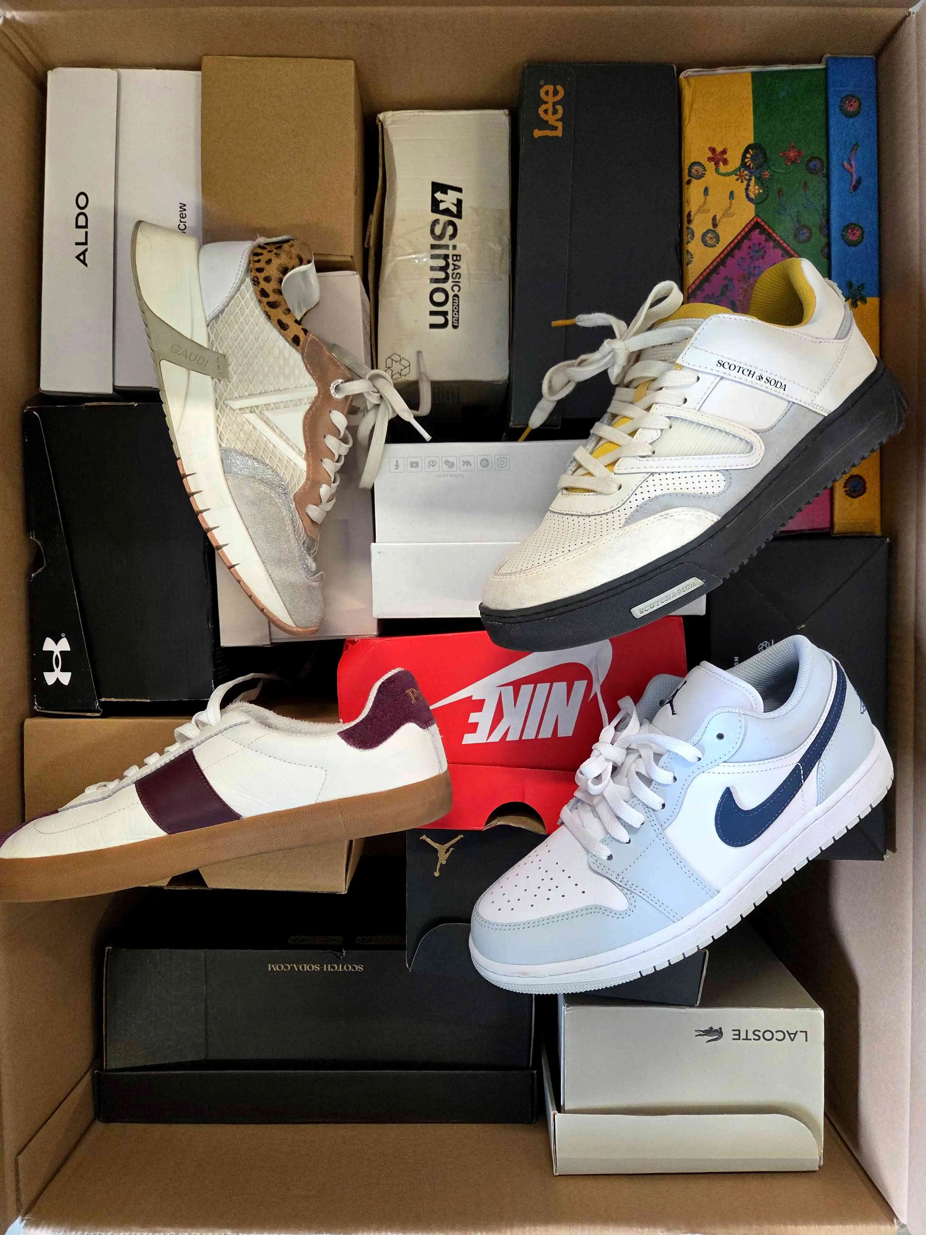 CS6274 3 The photo shows a package with footwear in the category CS.