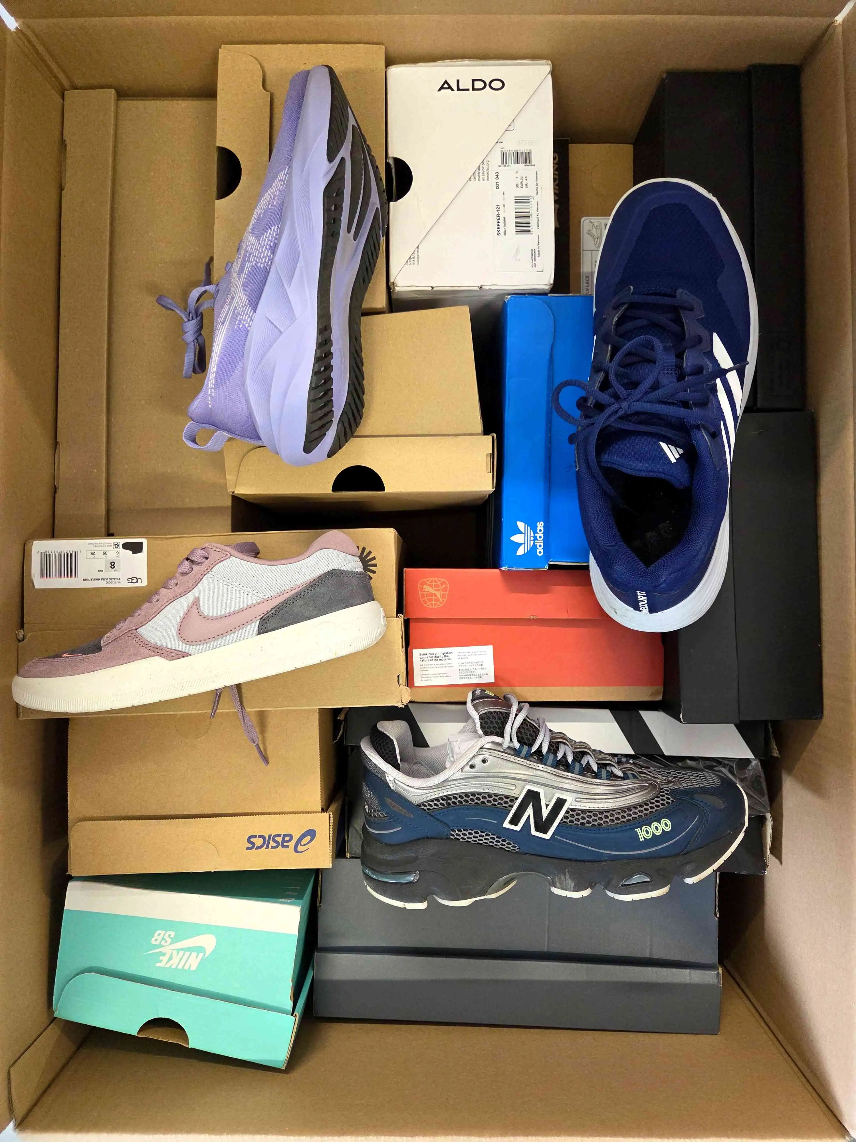 CS6275 3 The photo shows a package with footwear in the category CS.