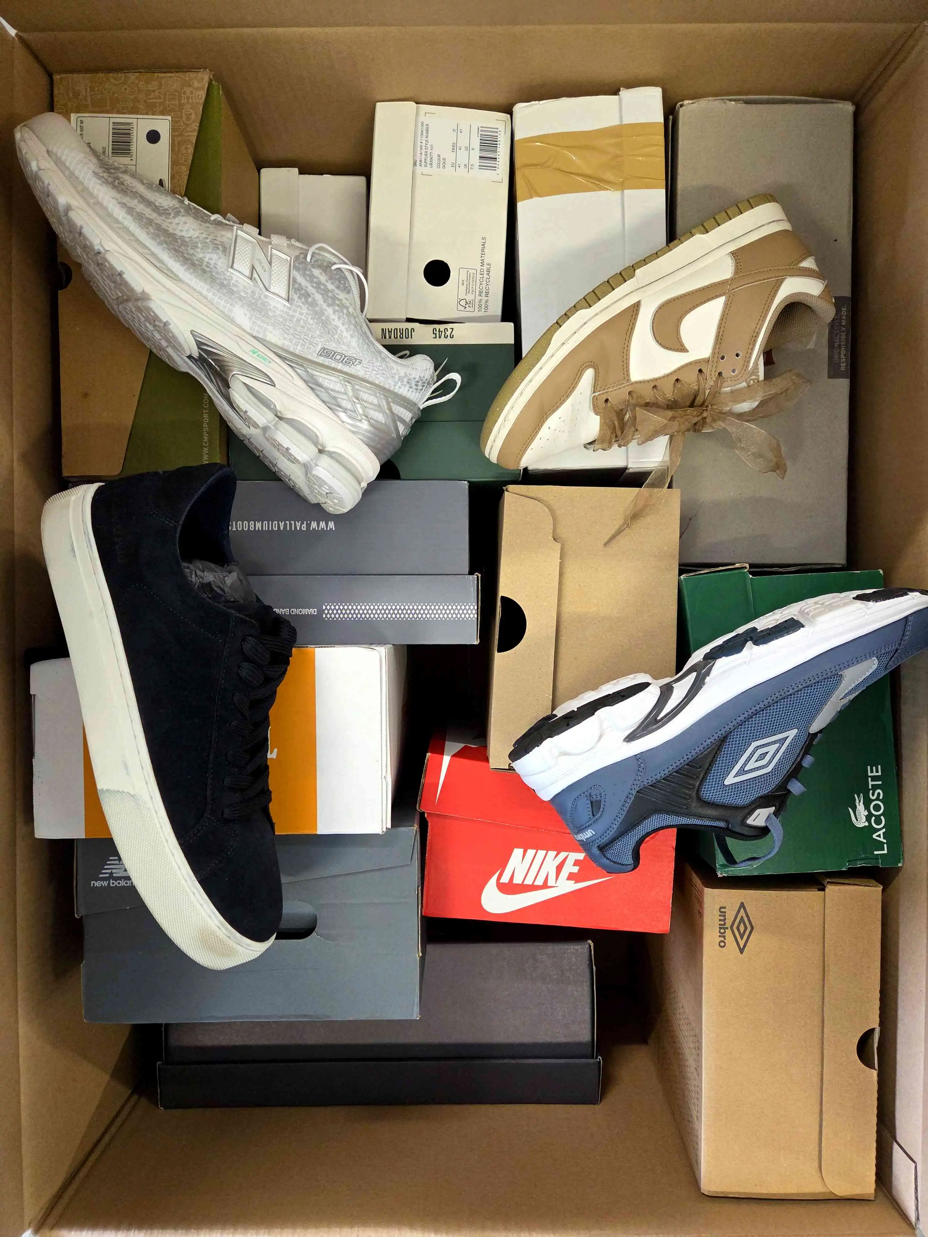 CS6276 3 The photo shows a package with footwear in the category CS.