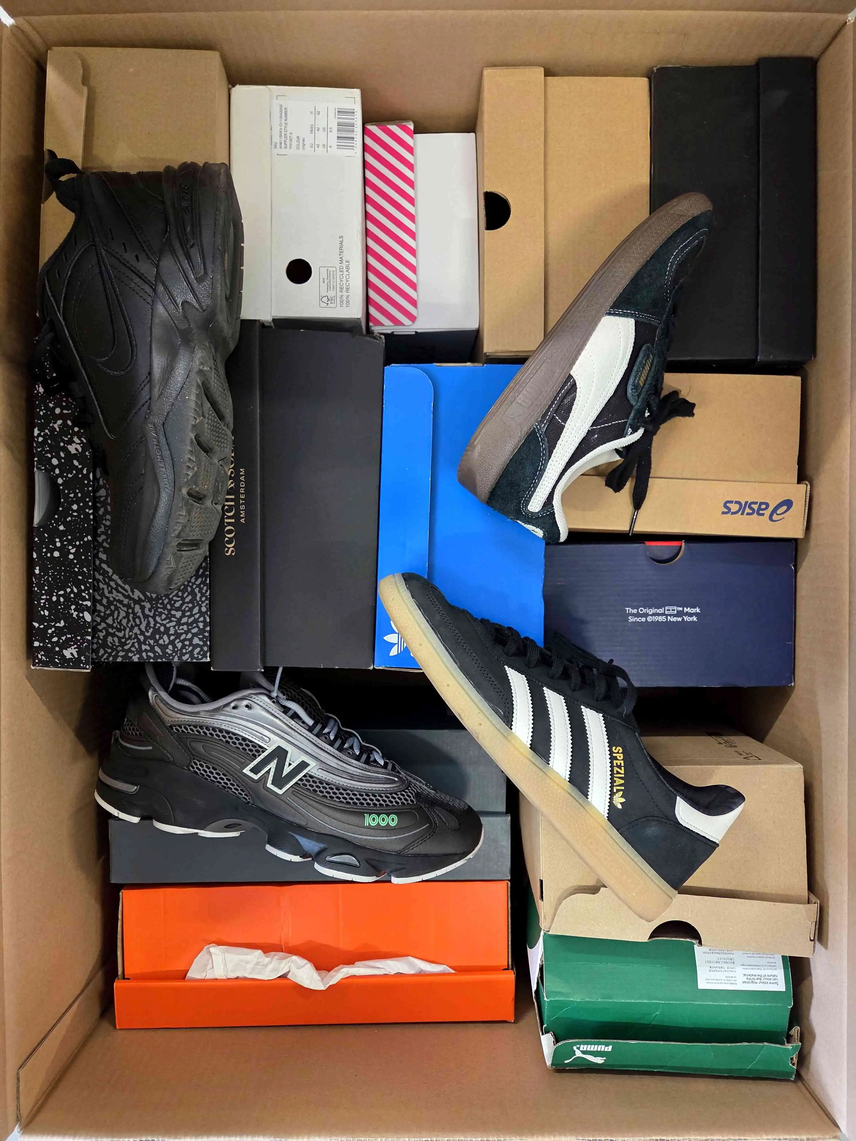 CS6277 3 The photo shows a package with footwear in the category CS.