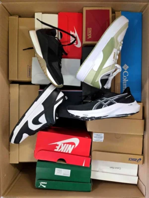 The photo shows a package with footwear in the category CS.