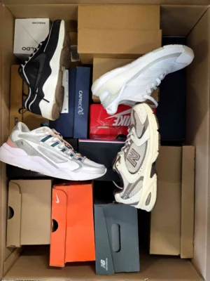 The photo shows a package with footwear in the category CS.