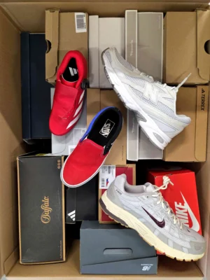 The photo shows a package with footwear in the category CS.