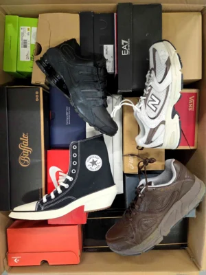 The photo shows a package with footwear in the category CS.
