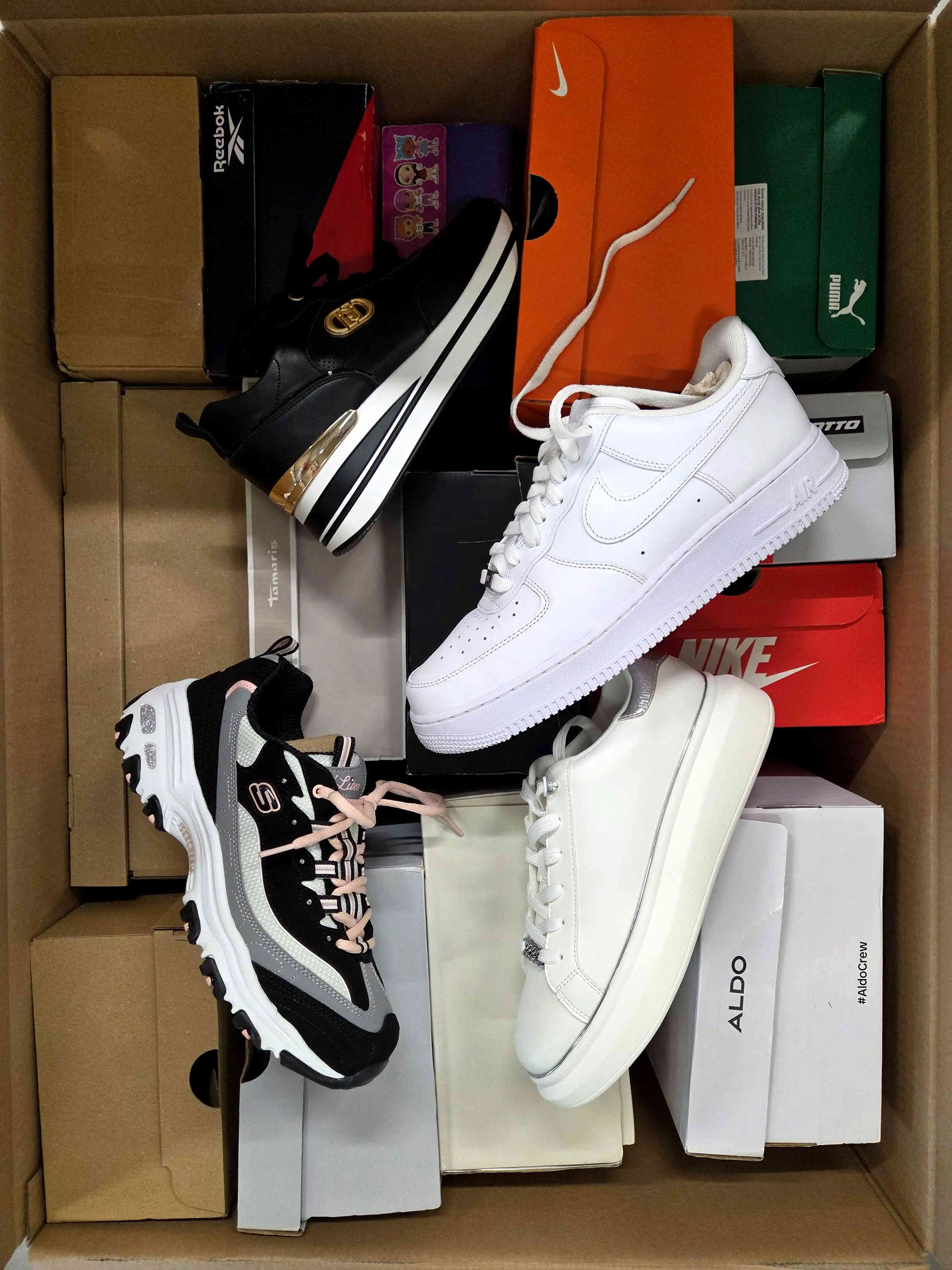CS6284 3 The photo shows a package with footwear in the category CS.