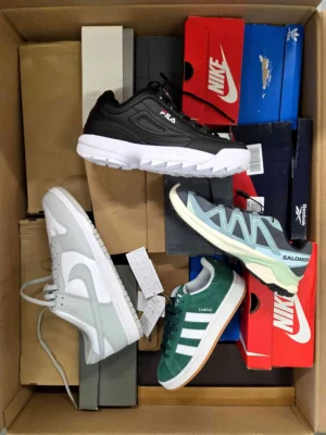 The photo shows a package with footwear in the category CS.