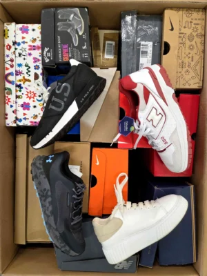 The photo shows a package with footwear in the category CS.
