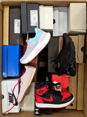 The photo shows a package with footwear in the category CS.