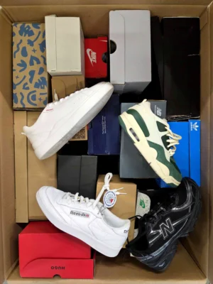 The photo shows a package with footwear in the category CS.