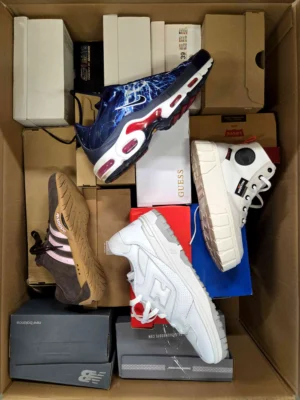 The photo shows a package with footwear in the category CS.