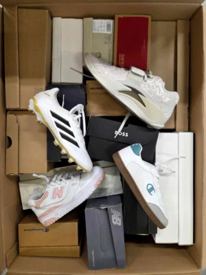 The photo shows a package with footwear in the category CS.