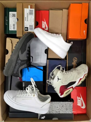 The photo shows a package with footwear in the category CS.