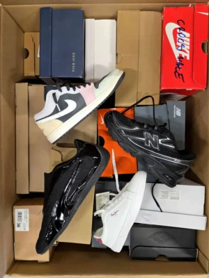 The photo shows a package with footwear in the category CS.