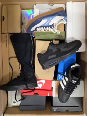 The photo shows a package with footwear in the category CS.