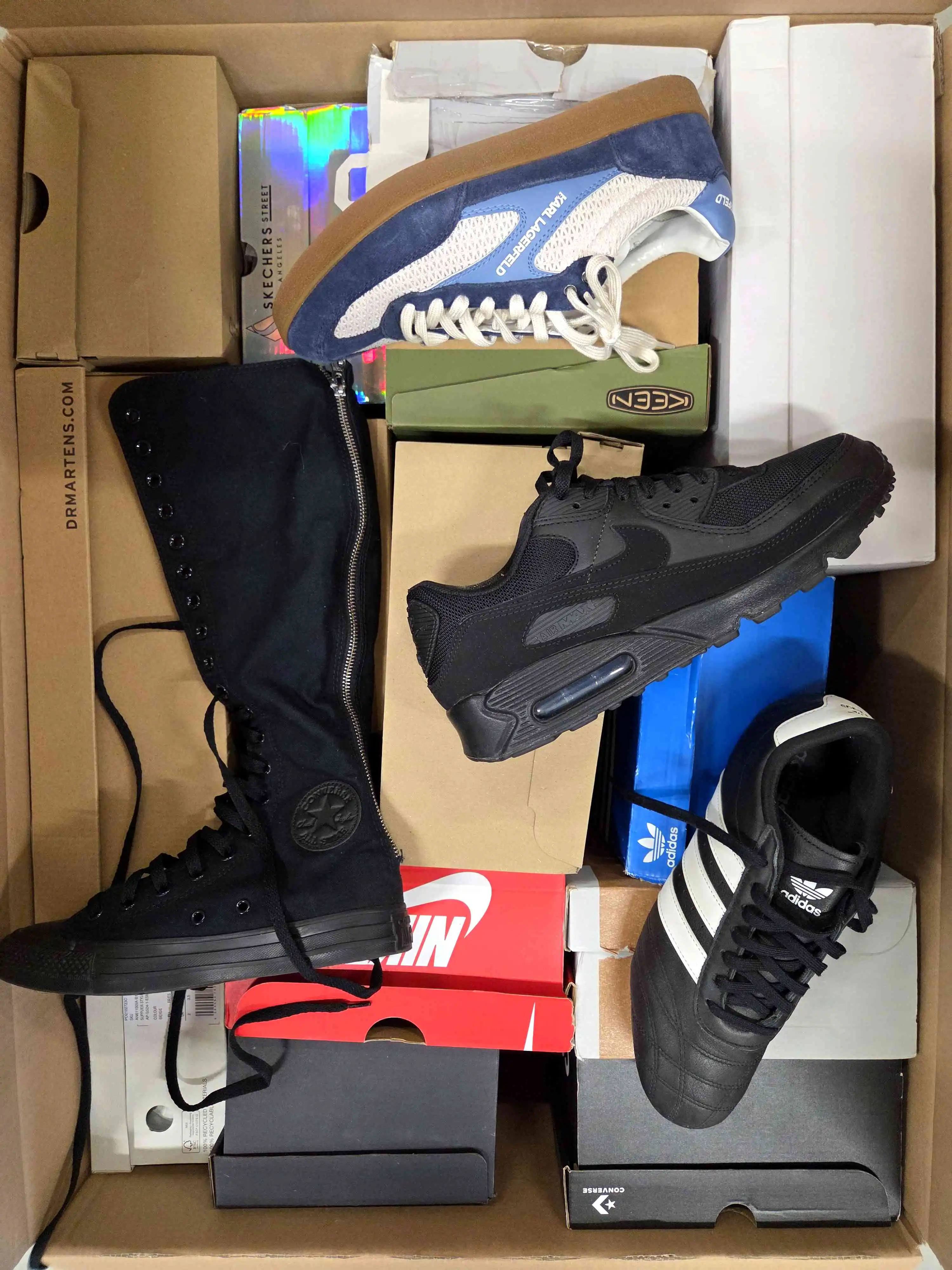 CS6297 3 The photo shows a package with footwear in the category CS.