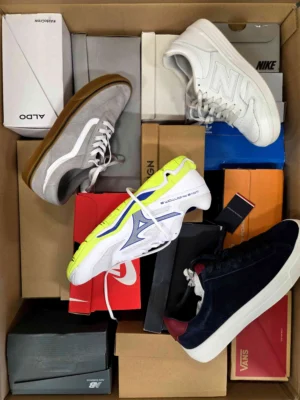 The photo shows a package with footwear in the category CS.