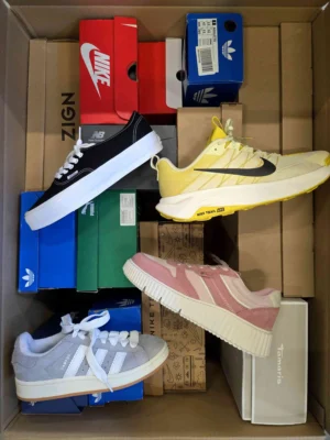The photo shows a package with footwear in the category CS.