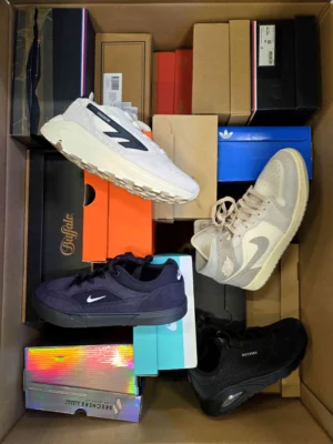 The photo shows a package with footwear in the category CS.