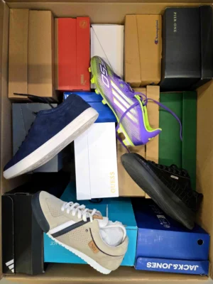 The photo shows a package with footwear in the category CS.