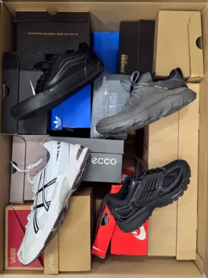The photo shows a package with footwear in the category CS.
