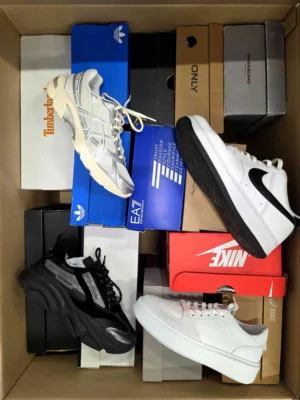 The photo shows a package with footwear in the category CS.