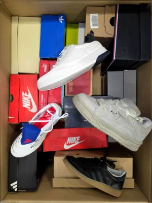 The photo shows a package with footwear in the category CS.