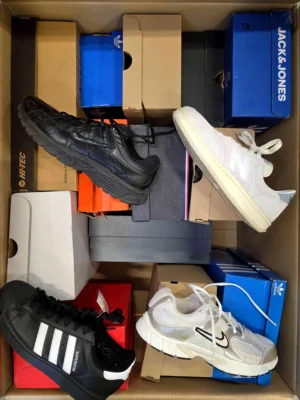 The photo shows a package with footwear in the category CS.