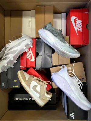 The photo shows a package with footwear in the category CS.