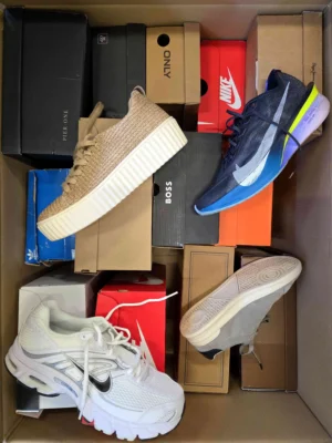 The photo shows a package with footwear in the category CS.