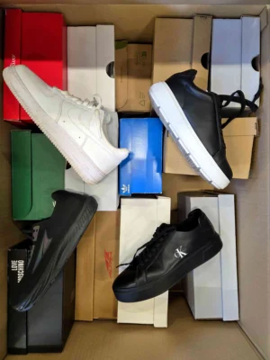 The photo shows a package with footwear in the category CS.