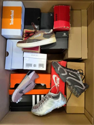 The photo shows a package with footwear in the category CS.