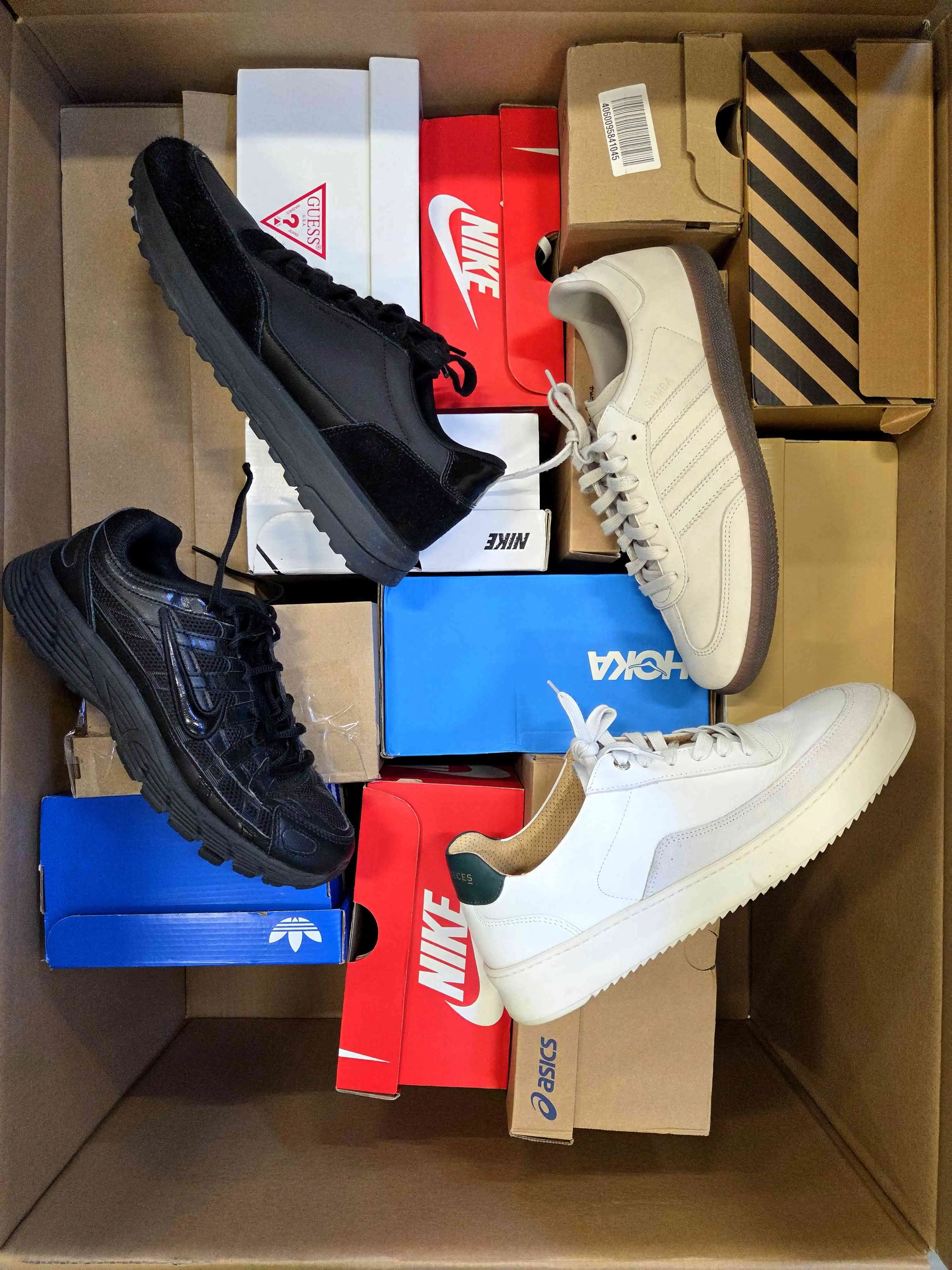 CS6328 3 The photo shows a package with footwear in the category CS.