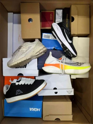 The photo shows a package with footwear in the category CS.