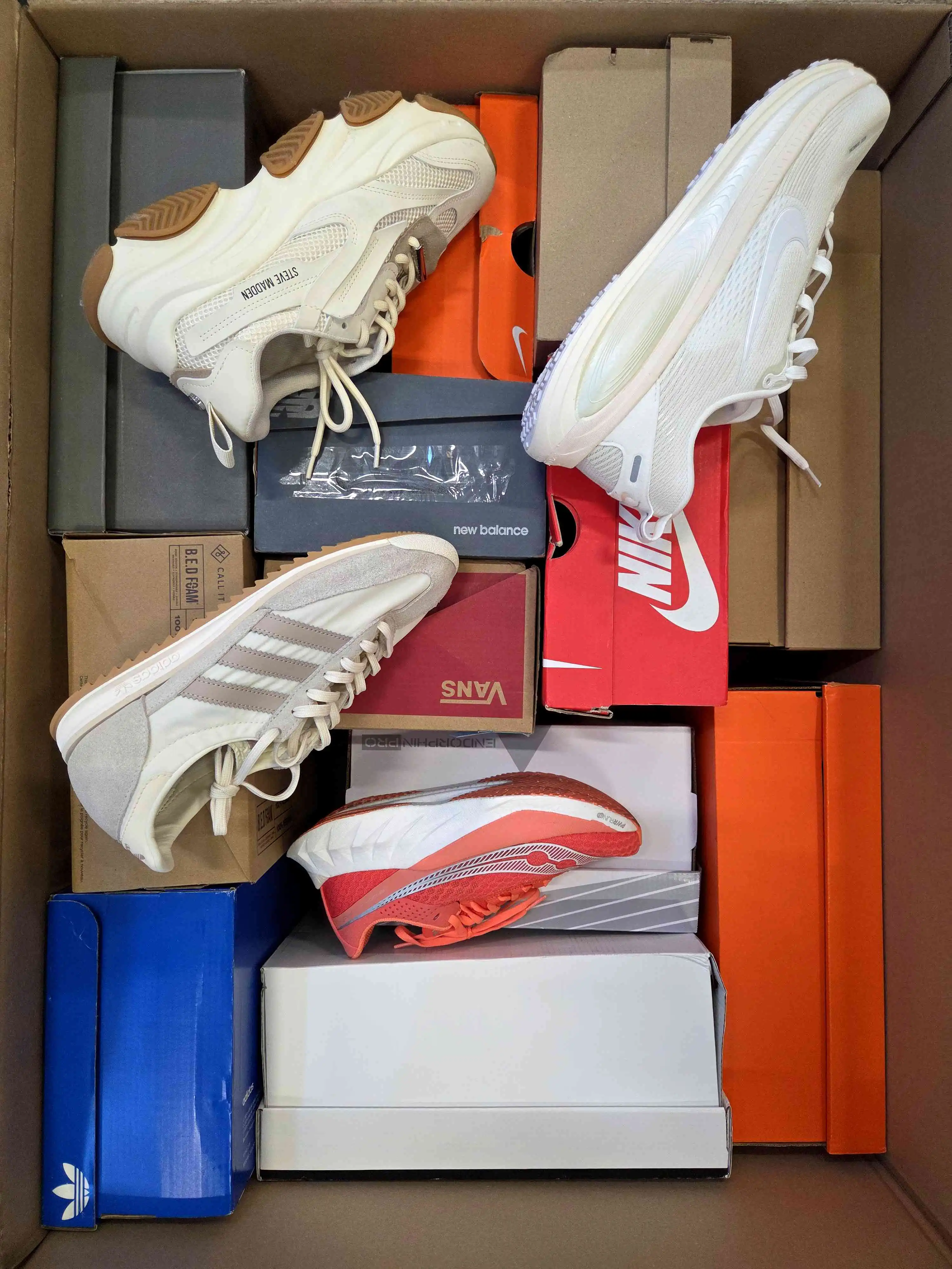 CS6336 3 The photo shows a package with footwear in the category CS.