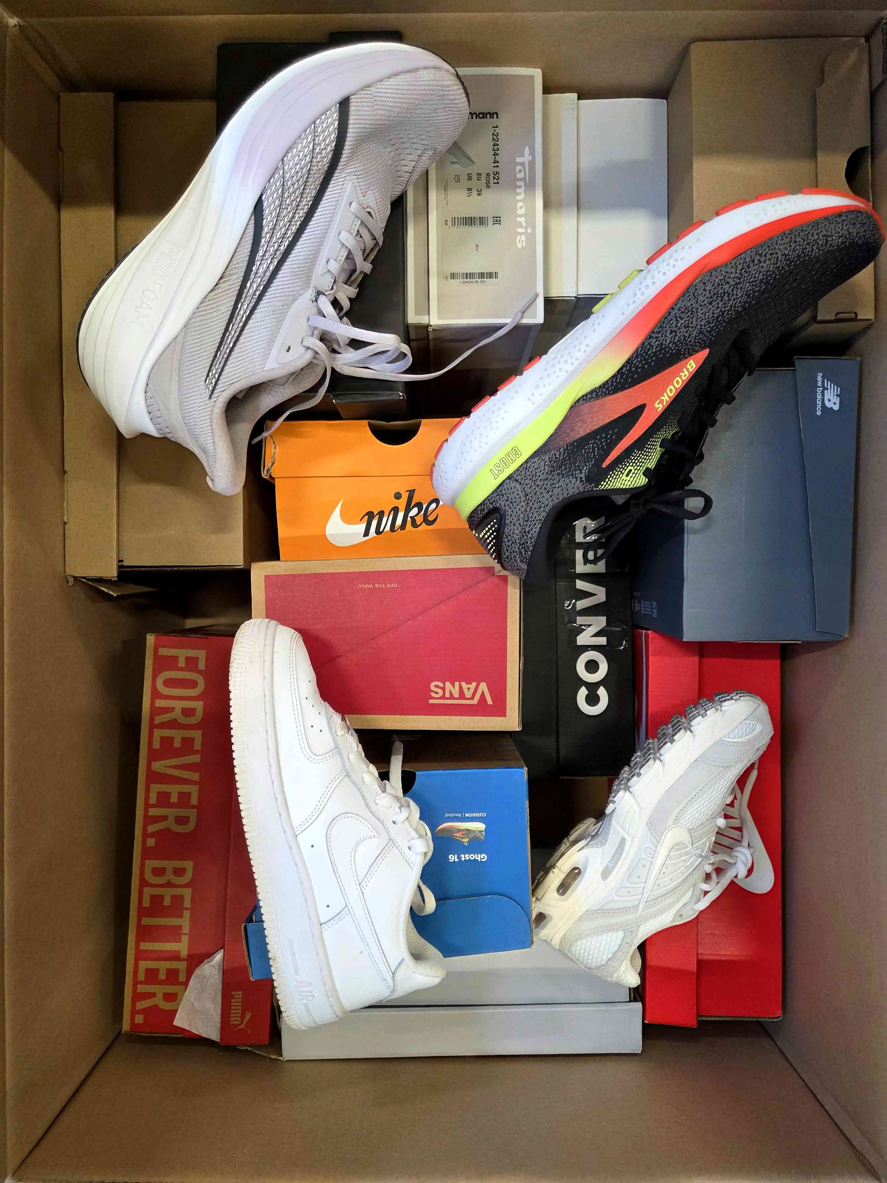 CS6337 3 The photo shows a package with footwear in the category CS.