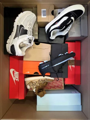 The photo shows a package with footwear in the category CS.