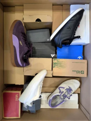The photo shows a package with footwear in the category CS.