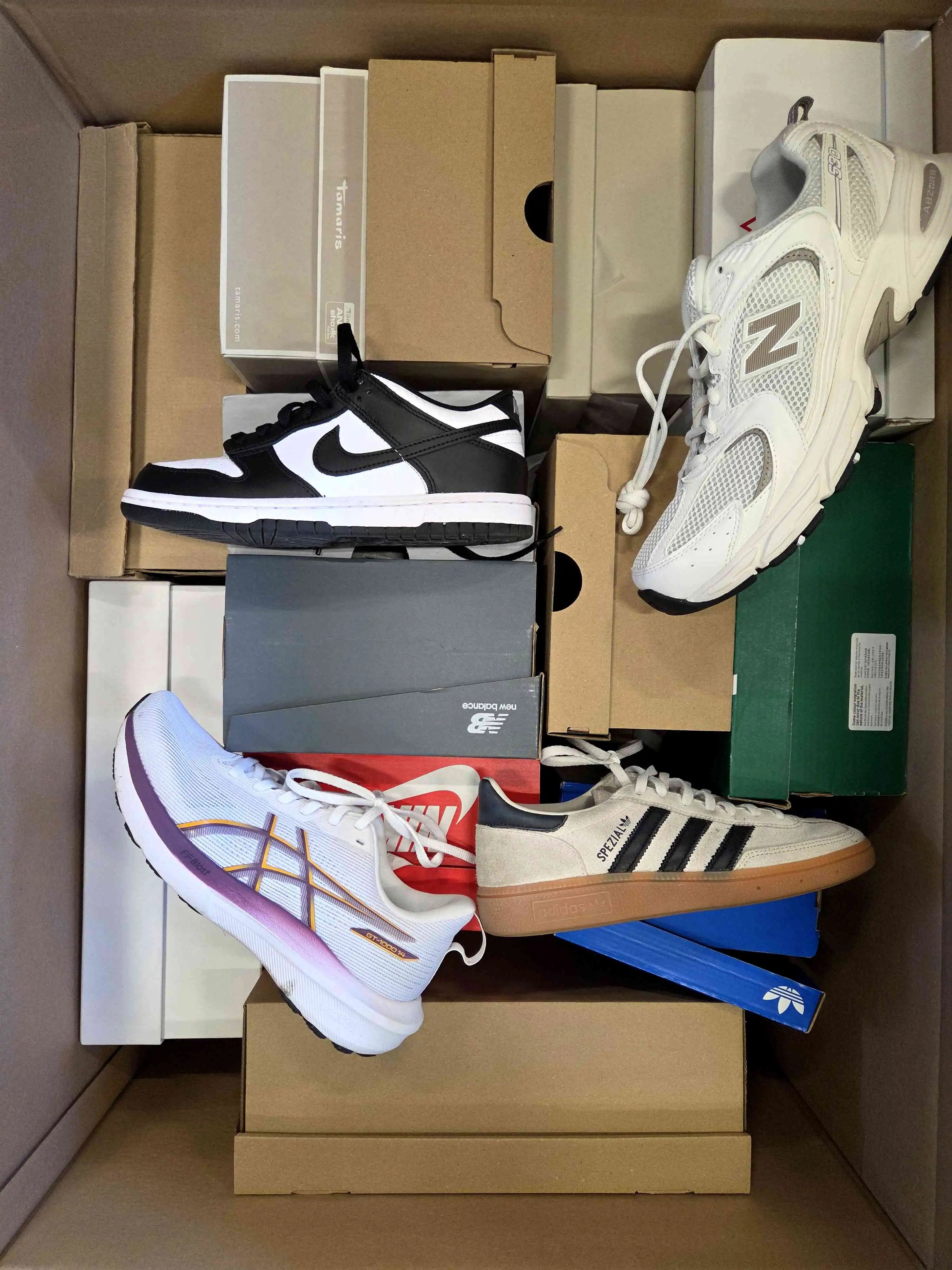 CS6343 3 The photo shows a package with footwear in the category CS.
