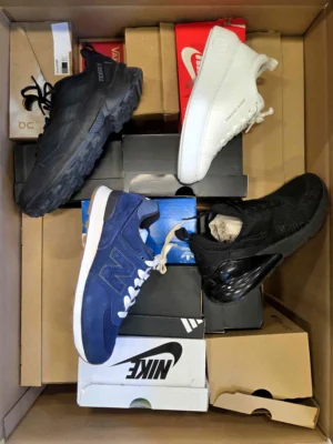 The photo shows a package with footwear in the category CS.