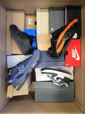 The photo shows a package with footwear in the category CS.
