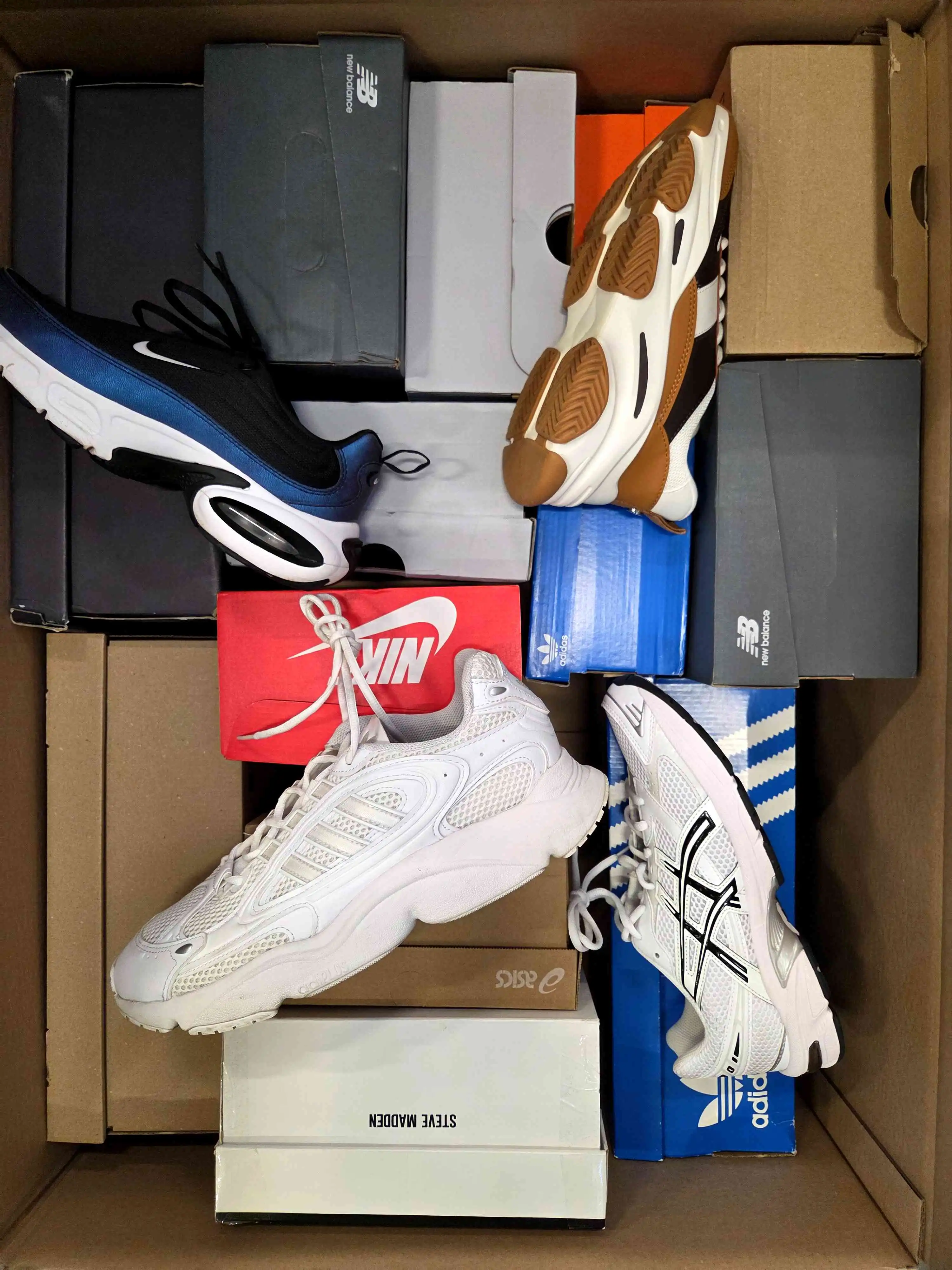 CS6351 3 The photo shows a package with footwear in the category CS.